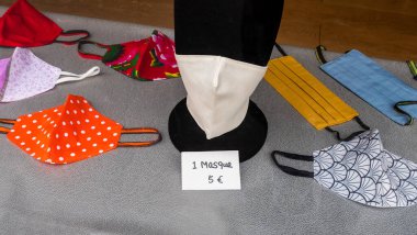 Dükkan Paris 'te yıkanabilir yüz maskeleri satıyor.