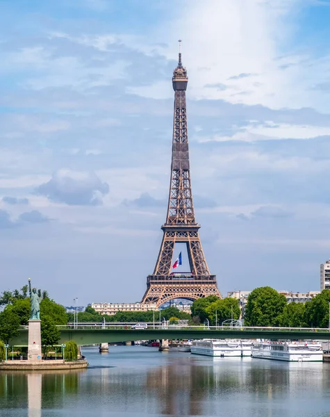 Bandera de Francia ondeando en medio de la Torre Eiffel durante el cierre del coronavirus — Foto de Stock