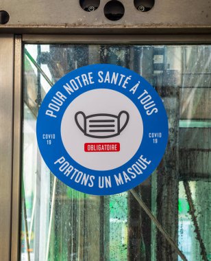 Covid-19 salgını sırasında Paris metrosunda zorunlu maske çıkartması.