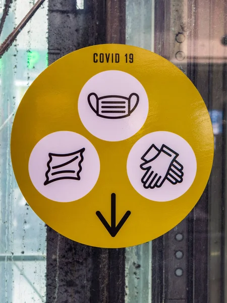 Covid-19 salgını sırasında Paris Metro 'da yüz maskesi çıkartması için çöp kutusu.