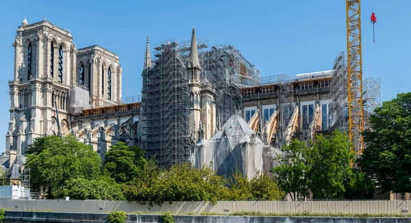 Paris, Fransa - 15 Mayıs 2020: Notre Dame de Paris Katedrali Mayıs 2020.