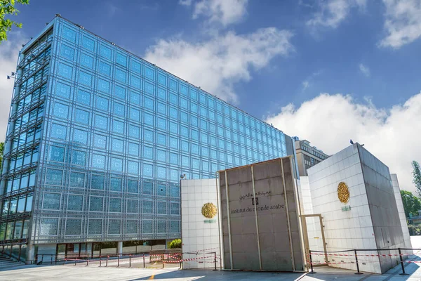 Paris, Fransa - 15 Mayıs 2020: Covid-19 Kilitleme sırasında terk edilmiş Arap Dünya Enstitüsü (Institut du Monde Arabe) binası.