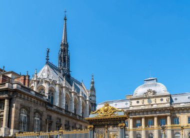 Palais de Justice 'in (hukuk mahkemesi) ön girişi ile Sainte-Chapelle (Kutsal Şapel) - Paris, Fransa
