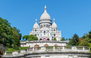 Paris, Fransa - 15 Mayıs 2020: Paris 'te Covid-19 salgını sırasında Montmartre' da terk edilmiş Sacre-Coeur Bazilikası