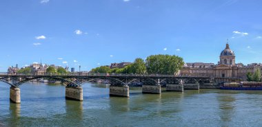 Pont des Arts Köprüsü 'nde yürüyen insanlar Seine Nehri' nde, arkada Institut de France - Paris