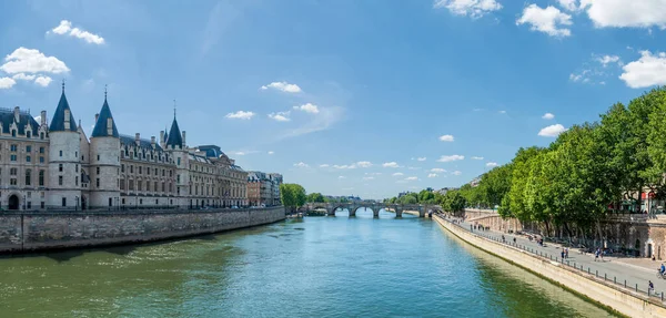 Panorámás Kilátás Szajna Folyóra Conciergerie Palotával Pont Neuf Párizsi Sétáló — Stock Fotó