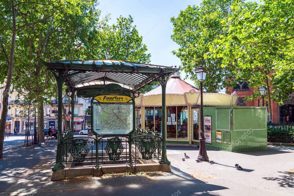 París, Francia - 15 de mayo de 2020: Entrada a la estación de metro  Abadesses en Montmartre con carrousel al fondo - Hector Guimard Edicule.  2023