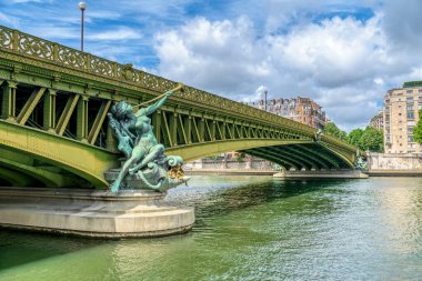 Paris, Fransa - 23 Mayıs 2020: Bulutlu bir günde Pont Mirabeau Köprüsü. HDR çekimi.