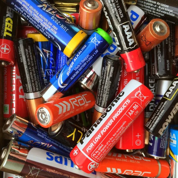 使用または処分のための電池 — ストック写真