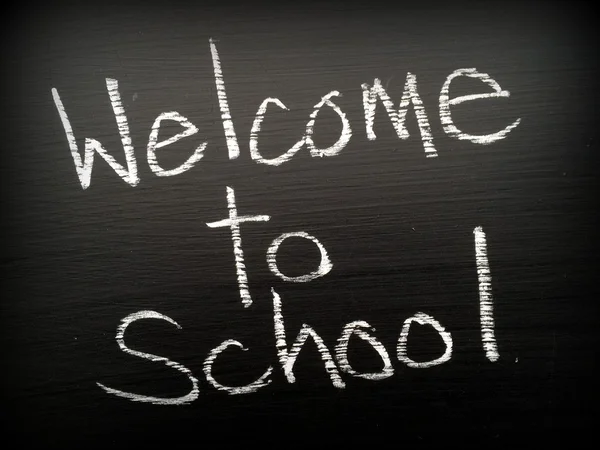 De woorden Welkom naar School geschreven in wit krijt op een blackbard — Stockfoto