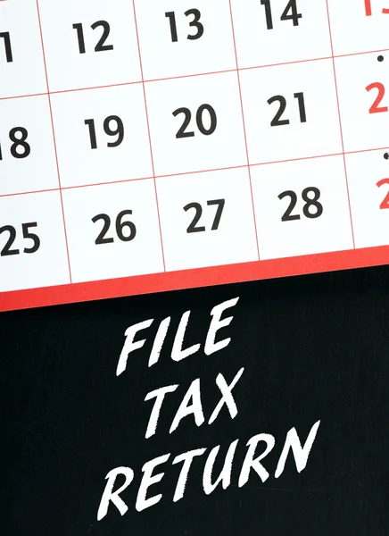 Archivo Recordatorio de declaración de impuestos en un calendario —  Fotos de Stock