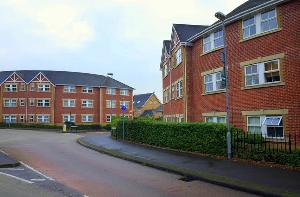 Wohnblöcke aus rotem Backstein in England — Stockfoto