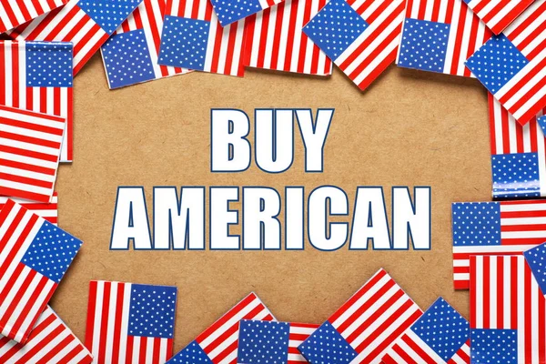 Las palabras Comprar Americano rodeado de banderas de los Estados Unidos de América —  Fotos de Stock
