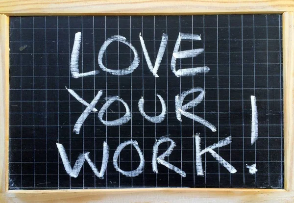 Ame sua mensagem de trabalho em um quadro negro — Fotografia de Stock