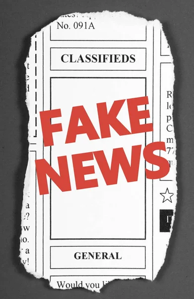 Слова Fake Новини на газетну вирізку — стокове фото