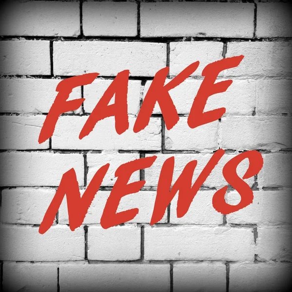 Τα λόγια Fake News σχετικά με έναν τοίχο από τούβλα — Φωτογραφία Αρχείου