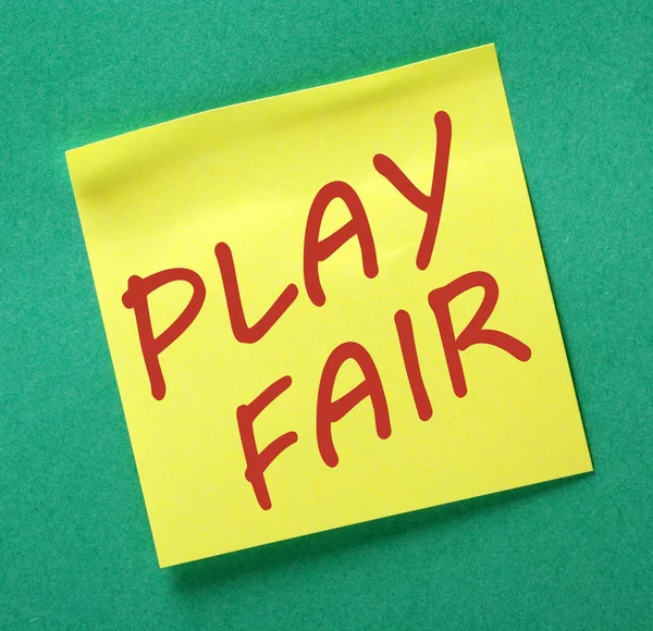 Play Fair Reminder on a yellow sticky note — Stock Photo, Image