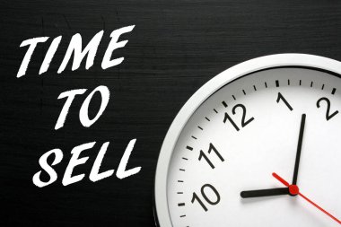 Bir duvar saati anımsatıcıyla satmak için zamanı