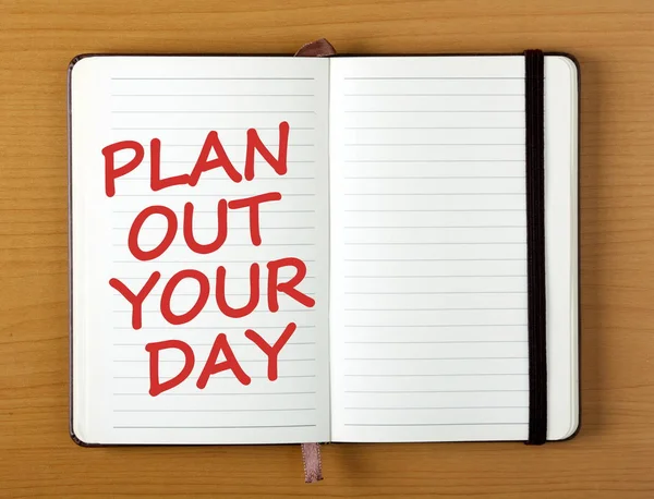 Planera ut din dag not på sidan i en anteckningsbok — Stockfoto