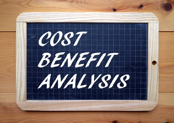 Cost Benefit Analysis scris pe o tablă neagră — Fotografie, imagine de stoc