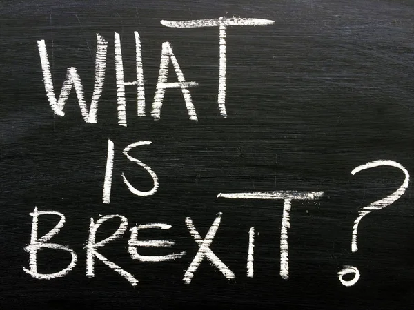 La question Qu'est-ce que le Brexit ? écrit à la main en texte blanc sur un tableau noir — Photo