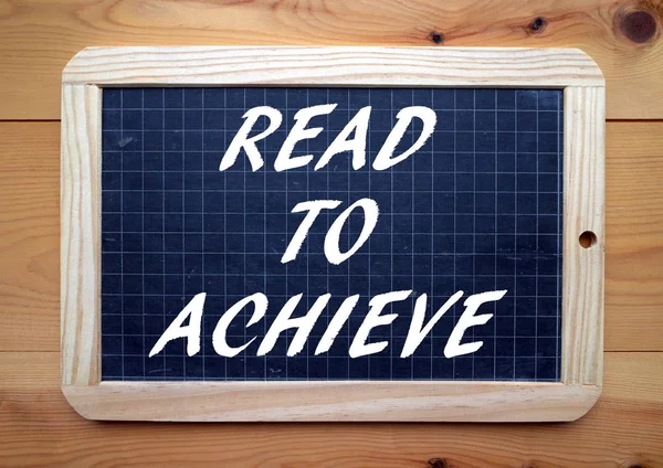 Read to Achieve advice note on a Blackboard — Stock Photo, Image