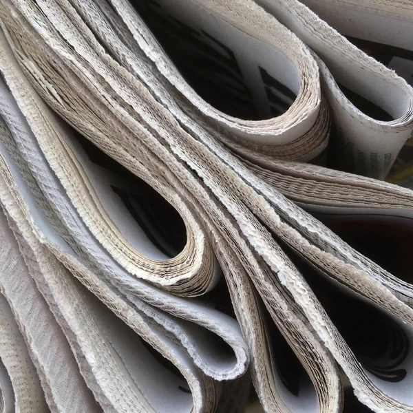 Närbild på kanterna av en stack av vikta tidningar — Stockfoto
