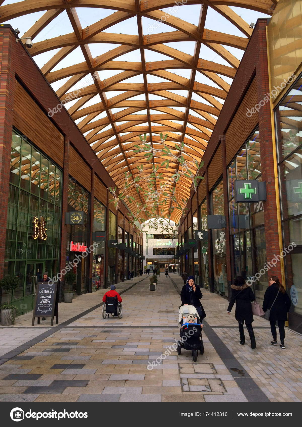 Modern Shopping Center in Bracknell, England Stock Editorial Photo © thinglass 174412316
