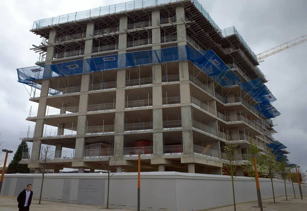 Bloque de apartamentos en construcción en Bracknell, Inglaterra — Foto de Stock