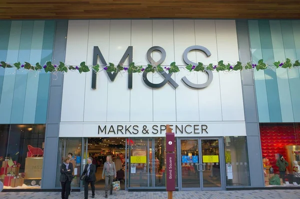 布拉克内尔 2017年11月25日 人在商标和斯宾塞百货商店的入口在2017年开始了作为新的词汇量购物中心的一部分在布拉克内尔 — 图库照片