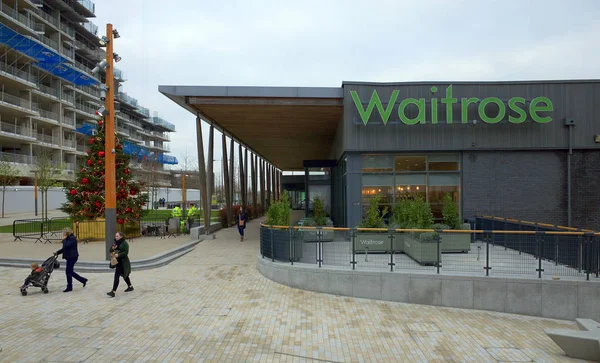 Waitrose スーパー マーケット ブラックネル イギリスで新しい辞書ショッピング センターの一部を残して ブラックネル イギリス 2017 の人々 — ストック写真