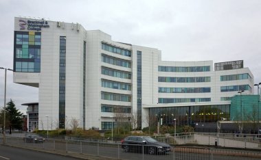 Bracknell, İngiltere - 06 Aralık 2017: Rating geçer önünde Bracknell ve Wokingham üniversite Binası, ileri eğitim okulu mezunları ve Bracknell, İngiltere'de yetişkinler için bir kaynak