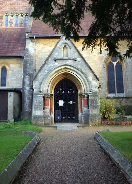 布拉克内尔 英格兰 2017年12月08日 通往圣米迦勒教堂门廊入口的小路 它代表英国教会在布拉克内尔 联合王国 — 图库照片