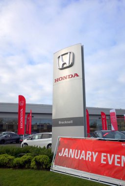 Bracknell, İngiltere - 22 Ocak 2018: İşaretler ve araçlar önünde Honda araba Bayilik Bracknell, İngiltere'de. Honda Motor Company Japonya'da 1948 yılında dahil oldu