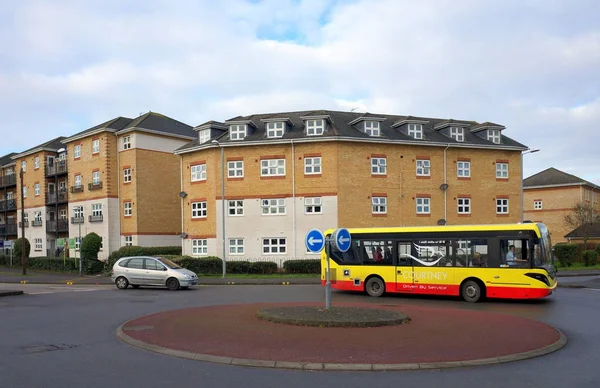 布拉克内尔 2018年1月22日 一辆地方公共汽车和一辆汽车在布拉克内尔 英国的现代住宅公寓前面谈判一个交通回旋处 — 图库照片