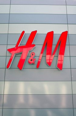 Bracknell, İngiltere - 04 Şubat 2018: H ve M işareti moda Dükkanı, Bracknell, İngiltere dışındaki alışveriş. İlk olarak İsveç, H ve M 1976 yılında Londra'da onların ilk mağazasını açtı