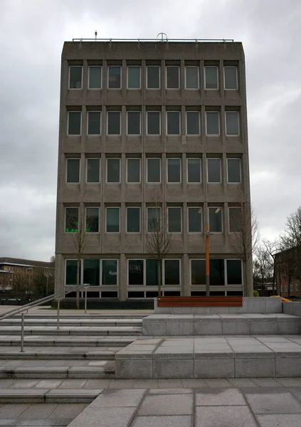 英国布拉克内尔 2018年1月31日 在英国布拉克内尔的阴天 在埃之普斯特德大厦的布拉克内尔市议会办公室大楼的侧视图 — 图库照片
