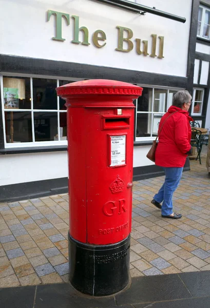 Bracknell Inglaterra Febrero 2018 Peatón Pasa Por Buzón Rojo Tradicional —  Fotos de Stock