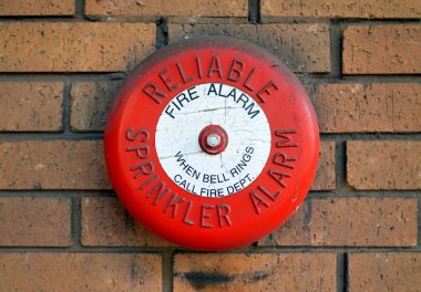 Bracknell, İngiltere - 21 Şubat 2018: A güvenilir yağmurlama Alarm Yangın Alarm zili İngiltere'de bir dış tuğla duvar. Güvenilir otomatik Sprinkler Co 1920 yılında ABD'de kurulmuştur