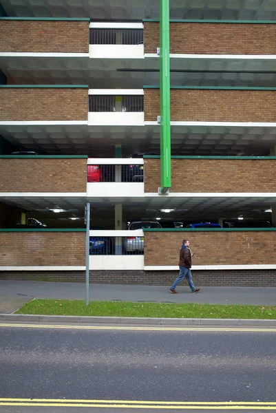 Bracknell Anglie Února 2018 Člověk Prochází Multi Garáž Zaparkovaných Vozidel — Stock fotografie