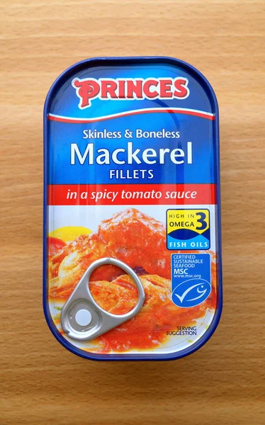 布拉克内尔 2018年2月22日 一个王子的罐子去皮和无骨鲭鱼鱼片在一个辣番茄酱 拍摄平在一个木质背景 — 图库照片