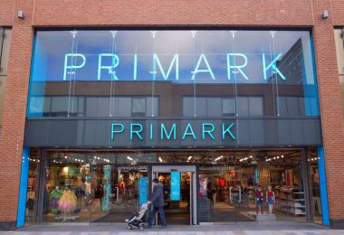 Bracknell, İngiltere - 27 Şubat 2018: PRIMARK giyim mağazası Bracknell, İngiltere'de çocuk arabası olan bir çocuk olan bir adam çıkar. PRIMARK 1973 yılında derbisinde onların ilk İngiltere'de mağaza açtı