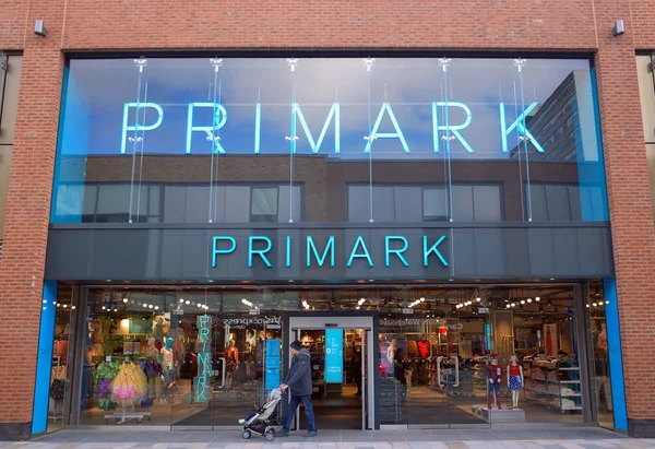 布拉克内尔 2018年2月27日 一个人与孩子在婴儿车出口 Primark 服装商店在布拉克内尔 Primark 于1973年在德比开设了第一家英国商店 — 图库照片