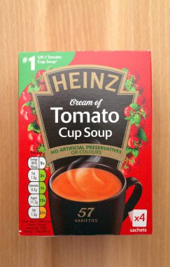 Bracknell, İngiltere - 27 Şubat 2018: Heinz krem, domates Kupası yukarıdan bir ahşap tezgah üstü fotoğraflandı çorbası bir kutu. Henry J Heinz ve L Clarence asil, 1869 yılında Heinz ve Noble başlattı