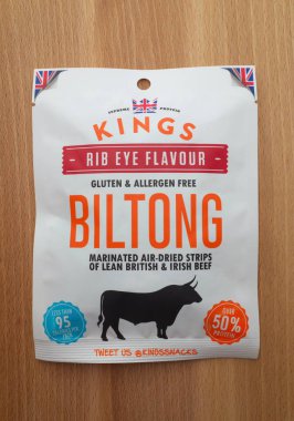 Bracknell, İngiltere - 06 Mart 2018: Kings marka, kaburga lezzet bir ahşap arka plan fotoğrafı İngiliz ve İrlandalı sığır eti yapılır Biltong açılmamış bir paket