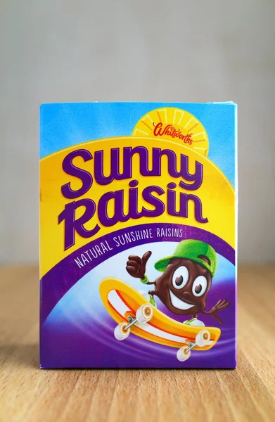 Бракнелл Англия Марта 2018 Года Одиночная Коробка Whitworths Sunny Raisins — стоковое фото