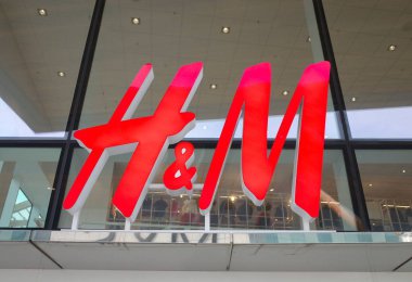 Bracknell, İngiltere - 14 Mart 2018: H ve M işareti moda giyim mağazası, Bracknell, İngiltere dışındaki alışveriş. İlk olarak İsveç, H ve M 1976 yılında Londra'da onların ilk mağazasını açtı