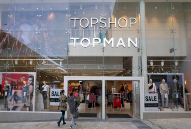 Bracknell, İngiltere - 14 Mart 2018: yeni Topman ve Topshop moda giyim mağazası Bracknell, İngiltere'de giren insanlar