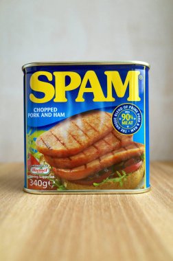 Bracknell, İngiltere - 18 Mart 2018: Spam, kıyılmış domuz eti ve jambon lisansı altında Hormel gıdalar tarafından yapılan bir karışımı açılmamış kutu 