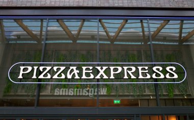 Bracknell, İngiltere - 20 Mart 2018: The Pizza Express işareti Bracknell, İngiltere'de kendi Restoran girişinde yukarıda. Pizza Express 1965 yılında Londra'da ilk onların restoran açtı